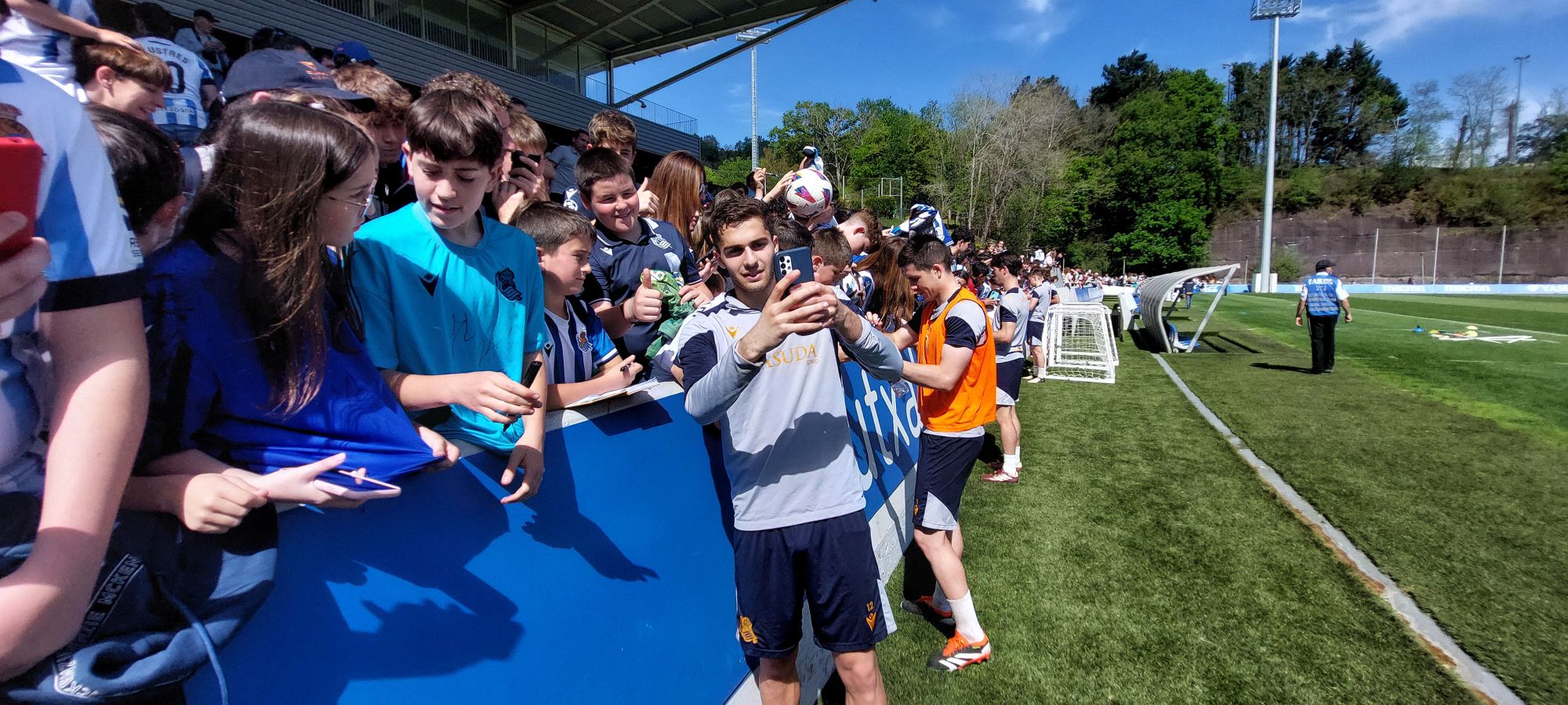 Cientos de aficionados arropan a la Real en Zubieta