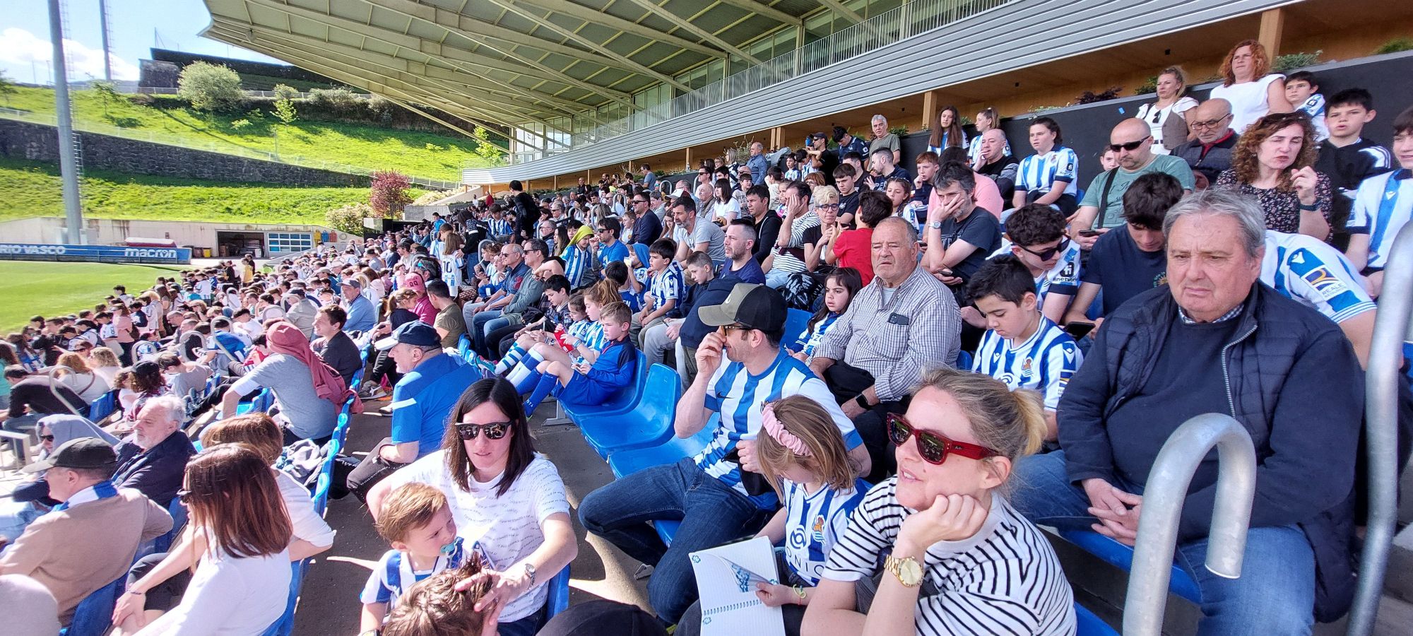 Cientos de aficionados arropan a la Real en Zubieta