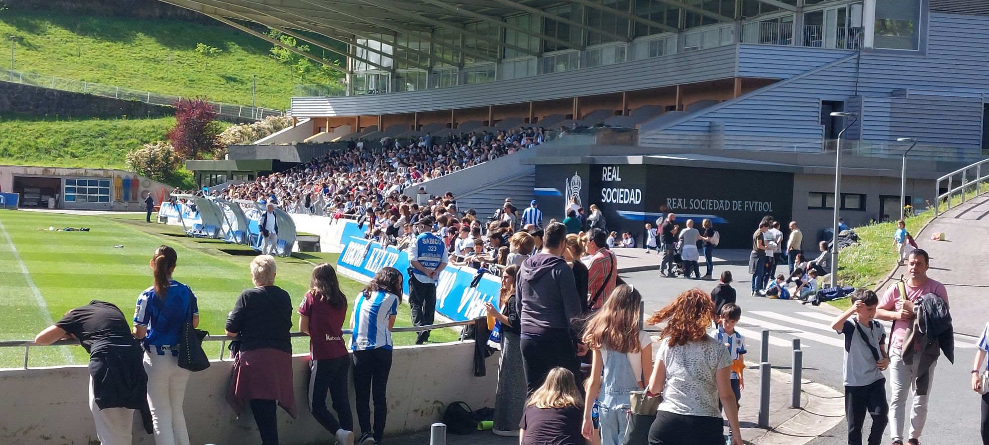 Cientos de aficionados arropan a la Real en Zubieta