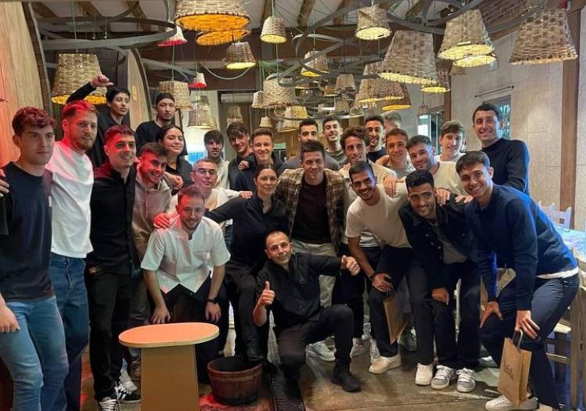 Imanol Alguacil se pone el traje de chef y la Real Sociedad se conjura en una sidrería de Donostia