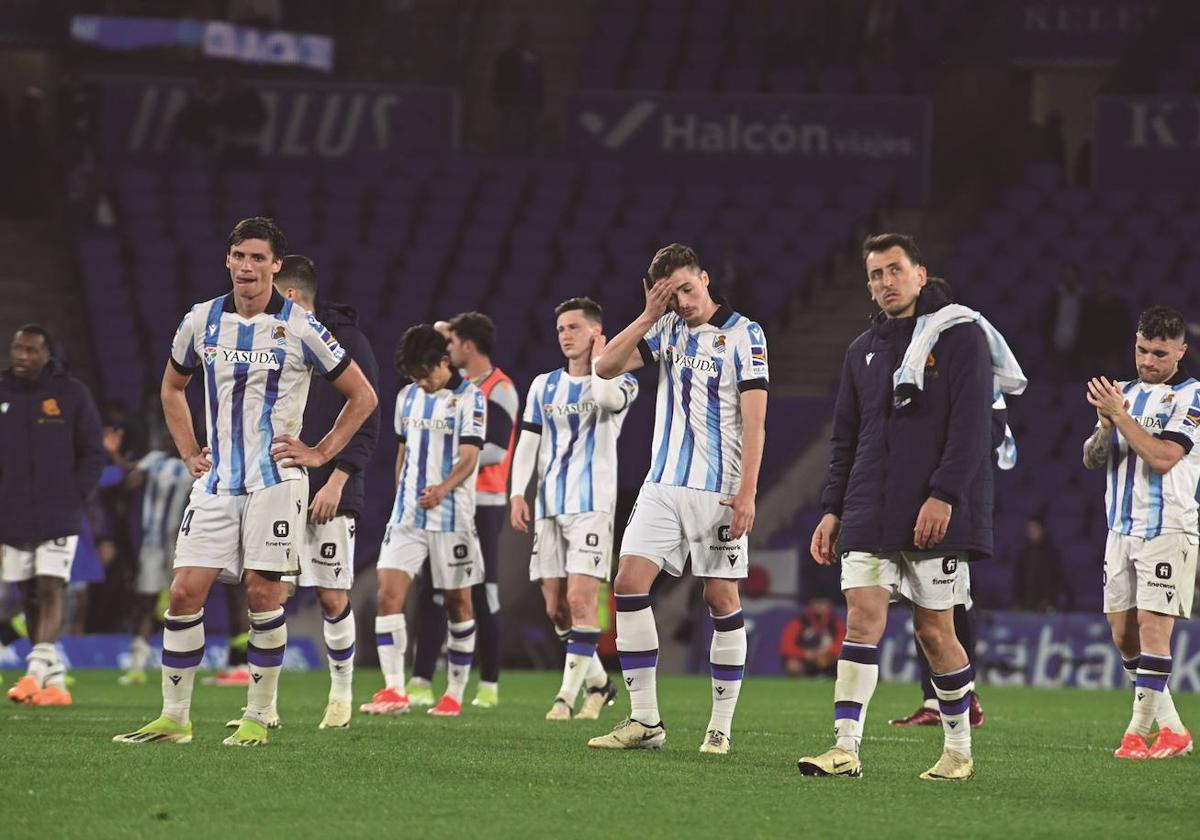 Decepción entre los jugadores el terminar el partido, tras encajar el empate desde el punto de penalti.