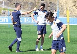 Labaka da instrucciones a Carlos Fernández, durante el entrenamiento del viernes pasado en Zubieta.