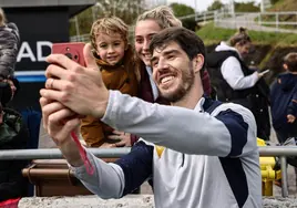 Aritz Elustondo, en la imagen haciéndose un selfie con varios aficionados en Zubieta, ha regresado con una sonrisa después de tres meses sin jugar.