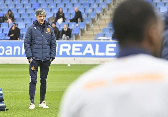 Imanol Alguacil observa el entrenamiento de este jueves de la Real, el último antes de recibir al Real Madrid.