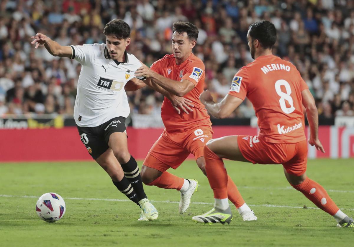 La Liga vuelve a enfadar a la afición txuri-urdin con el horario del Real Sociedad-Valencia