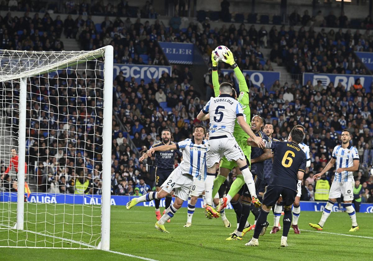 Kepa atrapa un centro con seguridad ante la amenaza de Zubeldia.