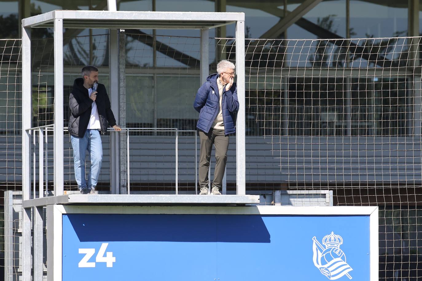 Erik Bretos y Roberto Olabe, observan la evolución del partido del Infantil de la Real Sociedad.