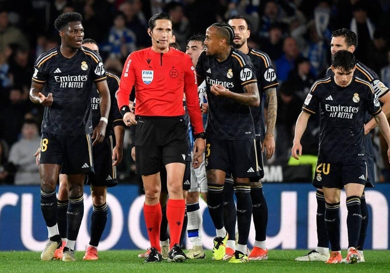 Munuera Montero, rodeado por jugadores del Real Madrid tantes de anular el gol de Kubo.