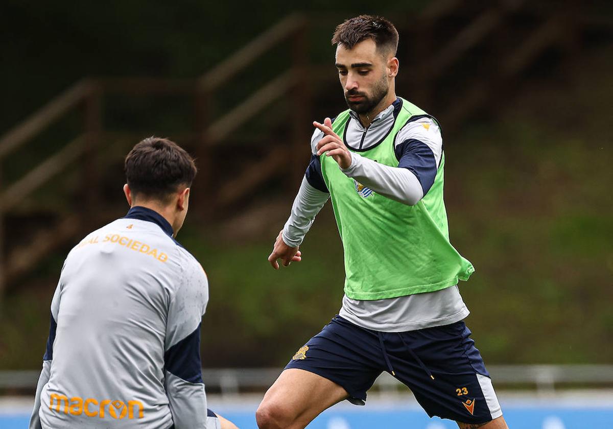 Brais trata de regatear a Zubimendu durante el entrenamiento del lunes en Zubieta