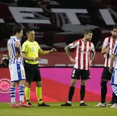 El árbitro de la final de Copa admite que la mano de Iñigo Martínez fue penalti
