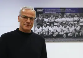 Díaz, al lado de una fotografía conmemorativa del título del Campeonato de España de fútbol femenino en 1987.