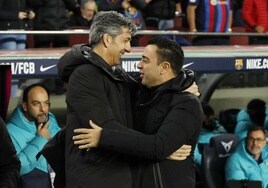 Imanol y Xavi se abrazan antes del partido de la pasada temporada en el Camp Nou.