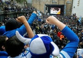 Seguidores blanquiazules festejan la conquista de la Copa en Granada en una pantalla gigante en la plaza de la Trinidad de Donostia.