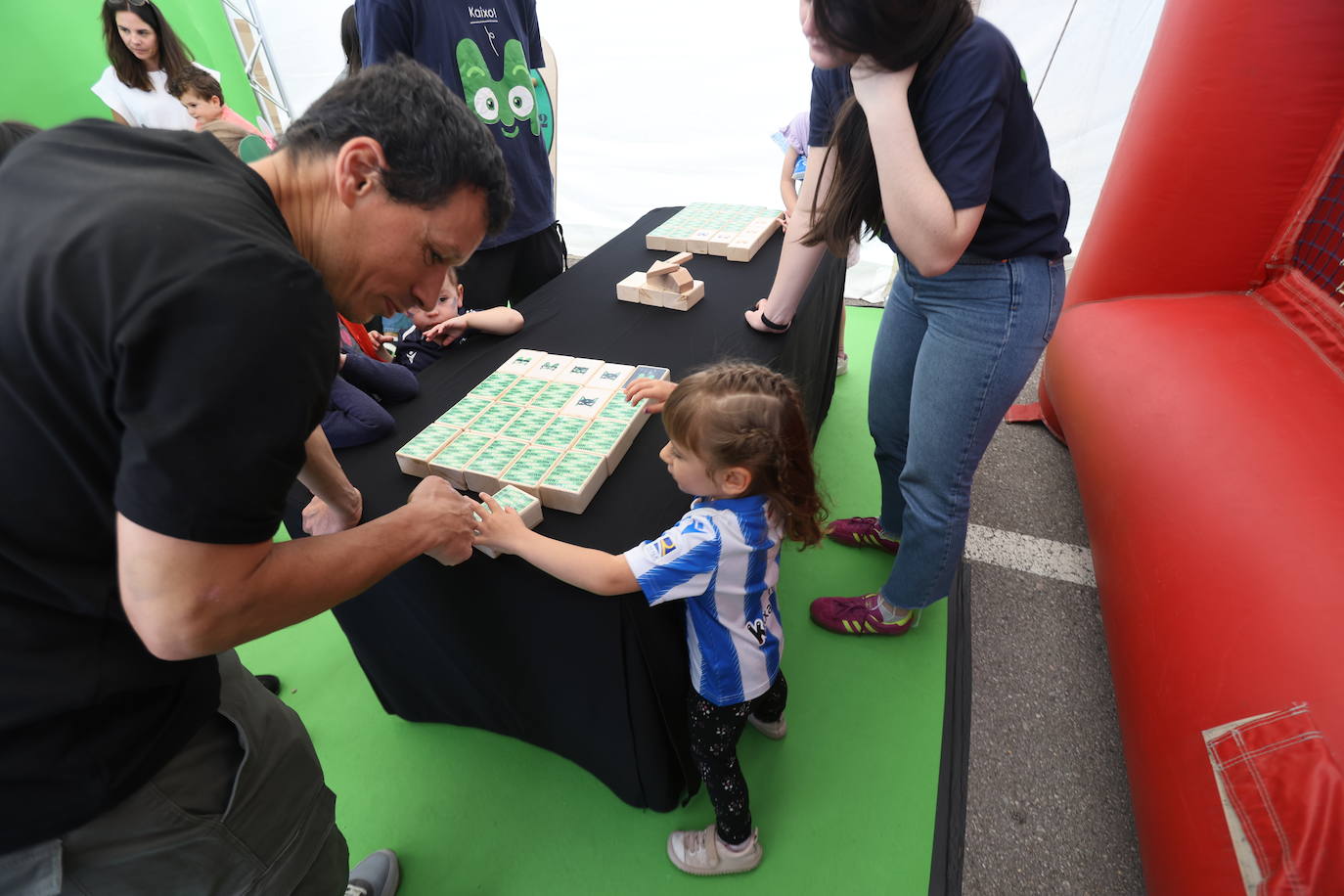 Gran ambiente en la fan zone de Sagüés