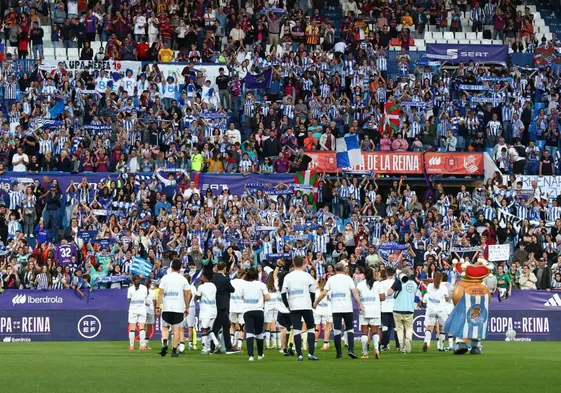Las jugadoras de la Real, el cuerpo técnico y Txurdin agradecen el apoyo de los aficionados de la Real al acabar el partido.