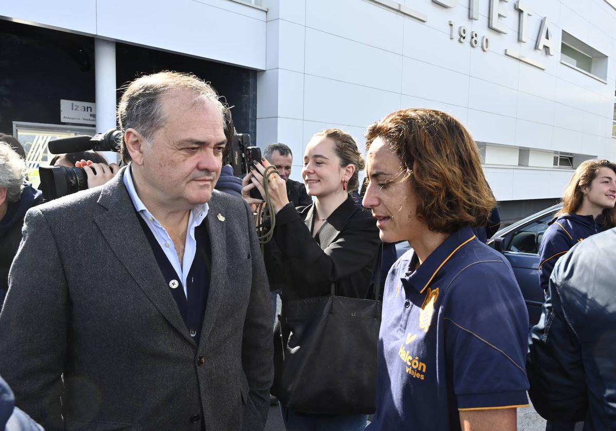 Jokin Aperribay habla con Natalia Arroyo en la salida del autobús con las jugadoras hacia Zaragoza ayer viernes.