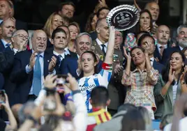 Nerea Eizagirre recoge el trofeo en presencia de la Reina Letizia.