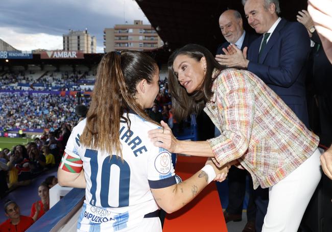 La Reina Letizia conversa con la capitana realista Nerea Eizagirre durante la entrega del trofeo de subcampeonas de Copa.