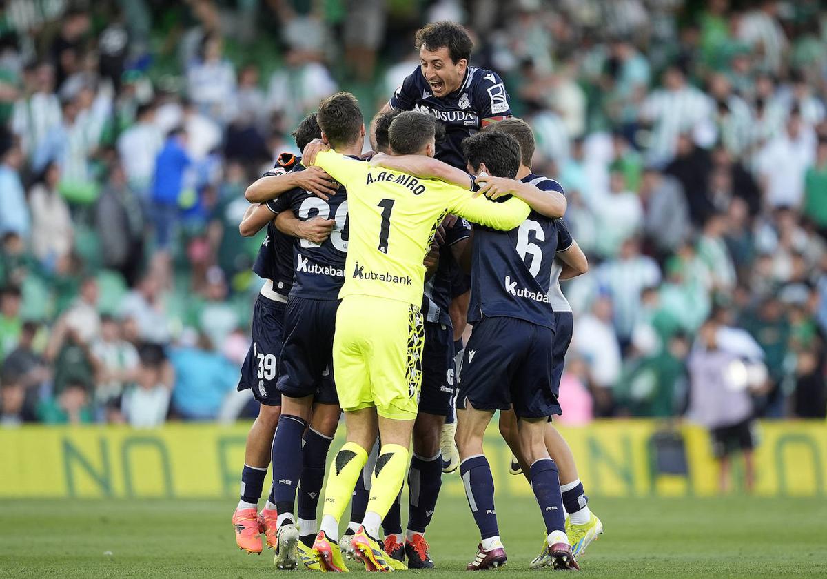 Los jugadores celebran la victoria ante el Betis.