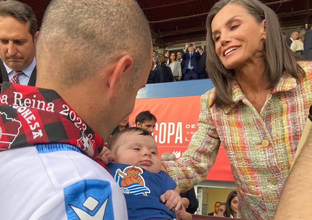 Imagen principal - La escena completa del momento de la reina Letizia con Leire en brazos.