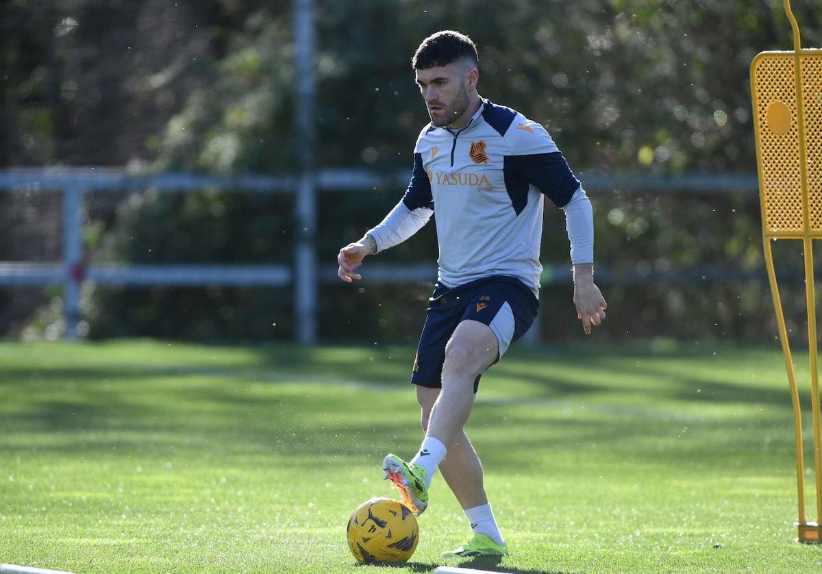 Javi Galán realiza un pase durante un entrenamiento en Zubieta