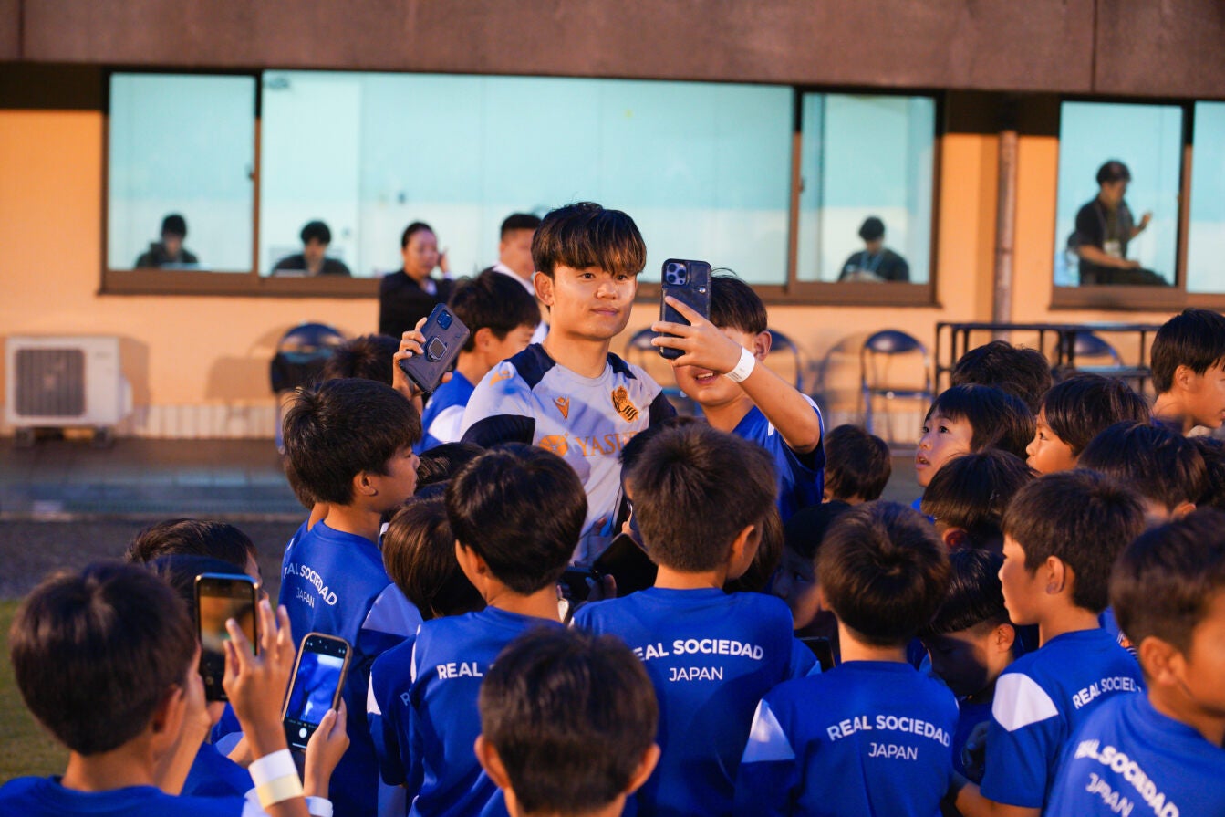 Take Kubo saluda cariñosamente a niños del campus de Yasuda Group