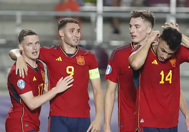 Sergio Gómez (izquierda), celebra un gol de la sub21 junto a Abel Ruiz, Jon Pacheco y Aitor Paredes.