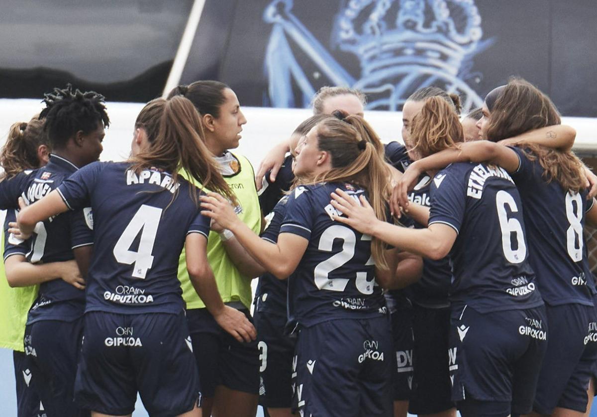 Las jugadoras de Natalia Arroyo celebran la victoria en el Fernando Torres..