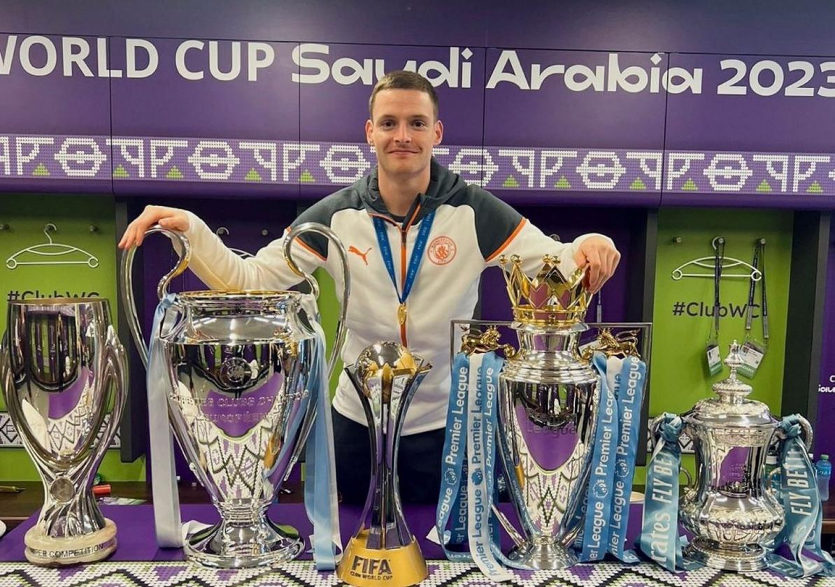 Sergio Gómez posa con varios de los trofeos que ha ganado con el Manchester City.