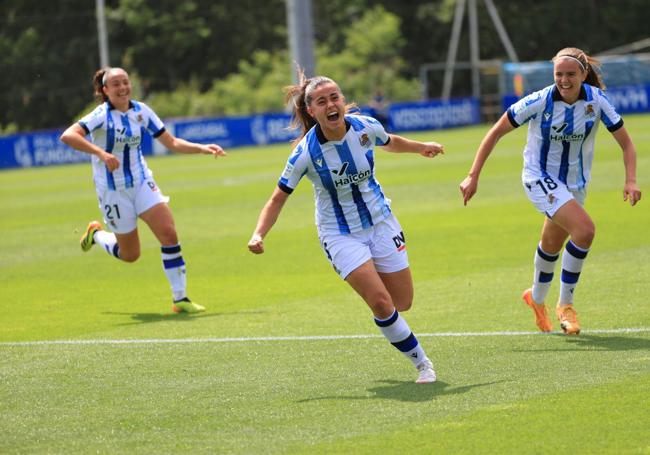 Apari celebra su primer gol como profesional