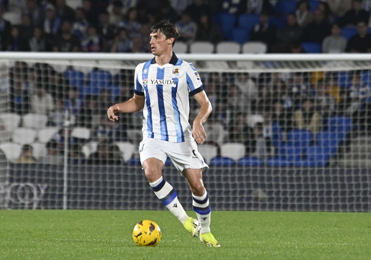 Robin Le Normand conduce el balón durante un partido de la pasada temporada.