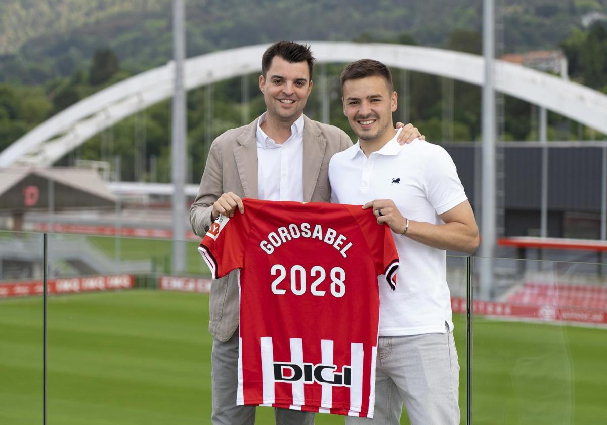 Andoni Gorosabel posa junto al director general de fútbol del Athletic, Mikel González, en la foto oficial de su fichaje por los rojiblancos.