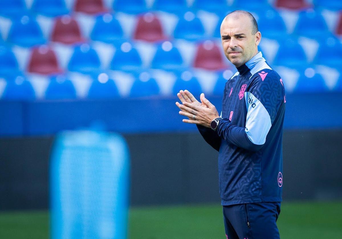 Sánchez Vera, en un entrenamiento del Levante.