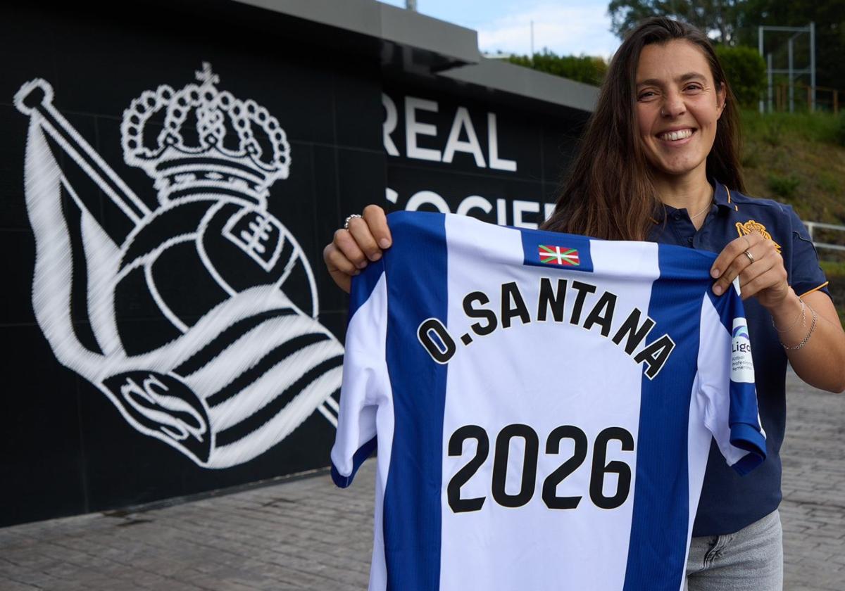 Olatz Santana posa en Zubieta con la camiseta de la renovación