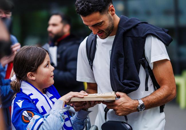 La niña alemana le da un regalo a Mikel Merino.