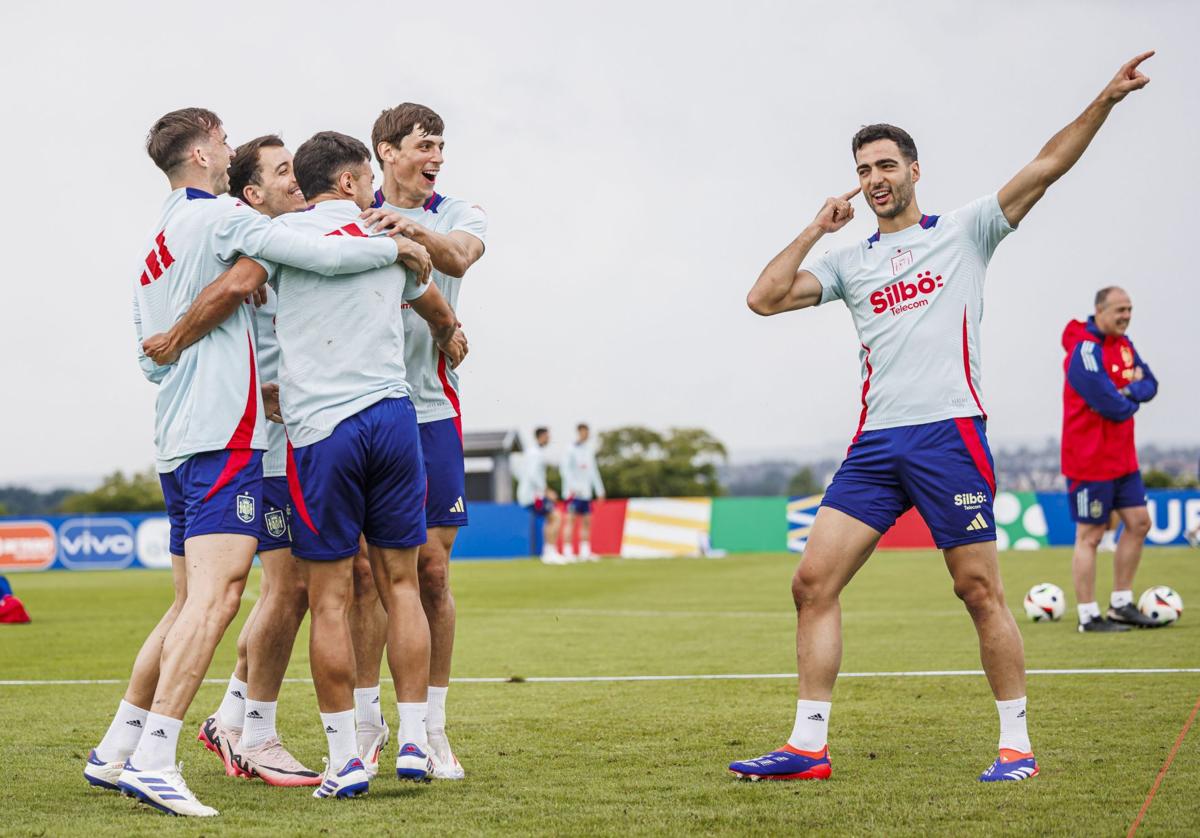 Mikel Merino bromea con Le Normand, Oyarzabal y otros compañeros durante un entrenamiento de la selección española.