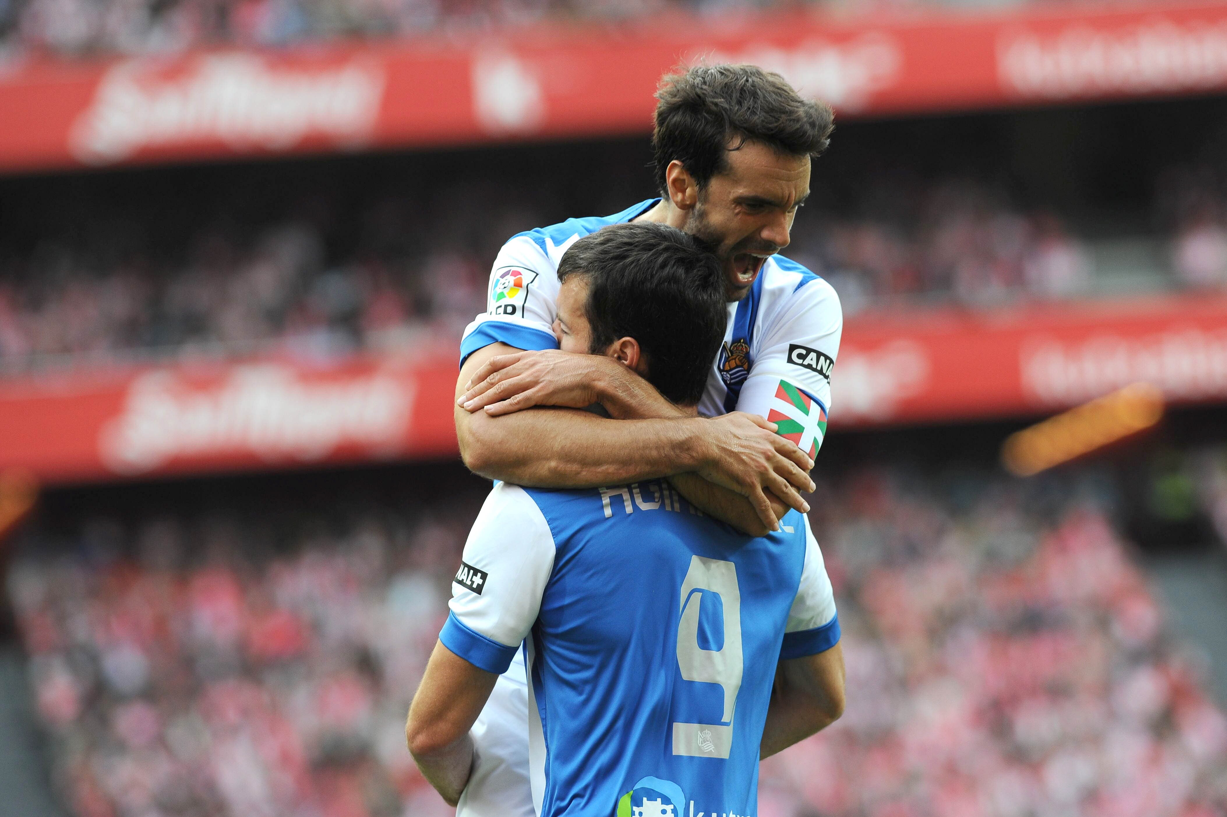 Xabi Prieto festeja con Agirretxe el gol del usurbildarra en San Mamés. 