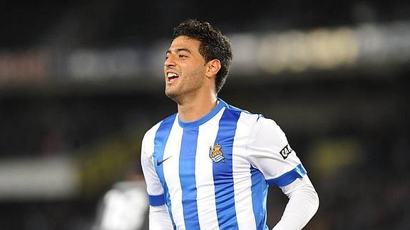 Carlos Vela festeja un gol en Anoeta.