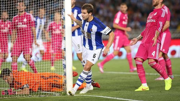 Iñigo Martínez acaba de marcar el primer gol de la Real tras rematar en el segundo poste un balón peinado por Xabi Prieto. 