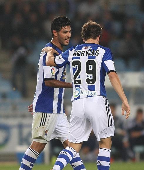 Vela charla con Hervías en un momento del partido ante el Getafe