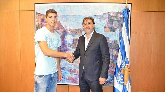 Babic estrecha la mano del director deportivo de la Real Sociedad, Lorenzo Juarros.