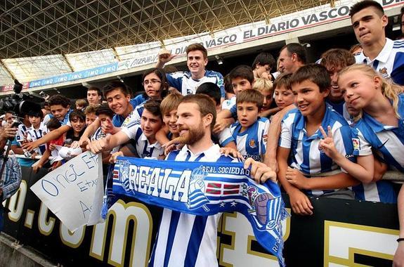 Foto: Illarramendi junto a un grupo de aficionados durante su presentación en Anoeta. I.  Arizmendi. Vídeo: Presentación de Illarramendi. Iñigo Sánchez