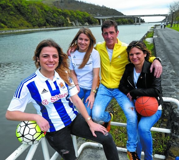 Ainara, Leire, Joseba e Isabel, junto a la ría de Orio.