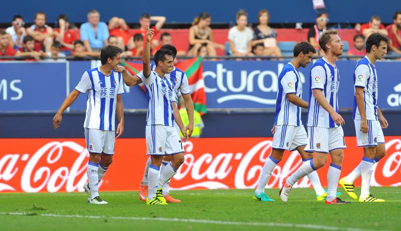 Los jugadores de la Real celebran el gol de Juanmi.