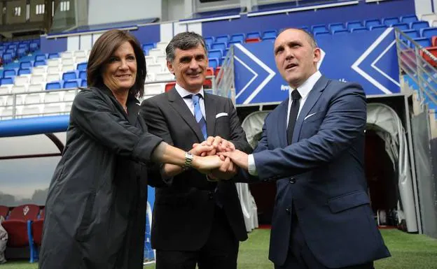 Gorostiza, Mendilibar y Garagarza, en el momento en el que Mendilibar amplió su contrato con el Eibar en 2018.