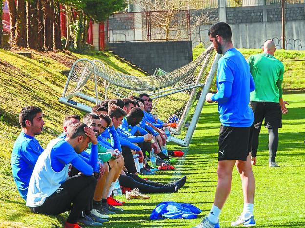 Los jugadores del Eibar se toman un respiro durante un entrenamiento de esta semana en Atxabalpe. 