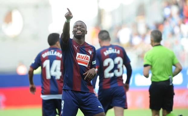 Diop celebra el gol que marcó frente al Alavés en el enfrentamiento del aprimera vuelta.