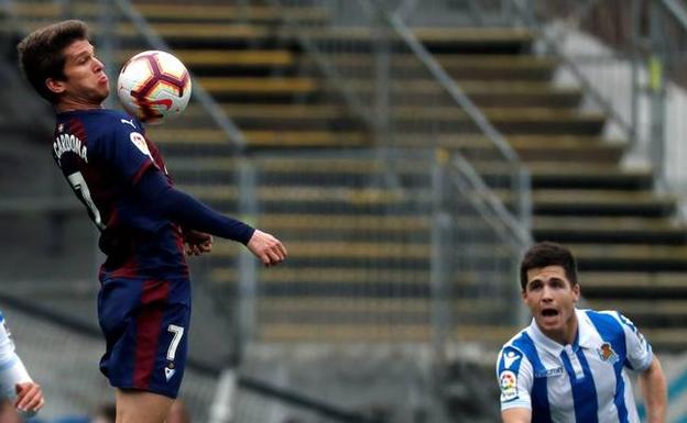 Cardona controla el balón ante la mirada de Zubeldia.