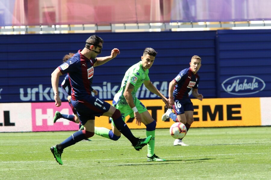 Cote ha adelantado al Eibar y sentencia el marcador (1-0) frente al Betis. 