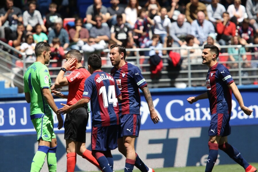 Cote ha adelantado al Eibar y sentencia el marcador (1-0) frente al Betis. 